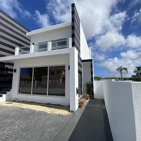 Modern And Stylish Condominium In Aruba